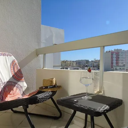 2 Bed - Sleeps 4 - Balcony - Centre *