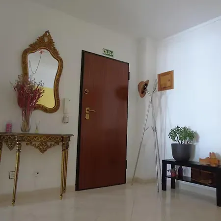 2 Bed - Sleeps 4 - Balcony - Centre