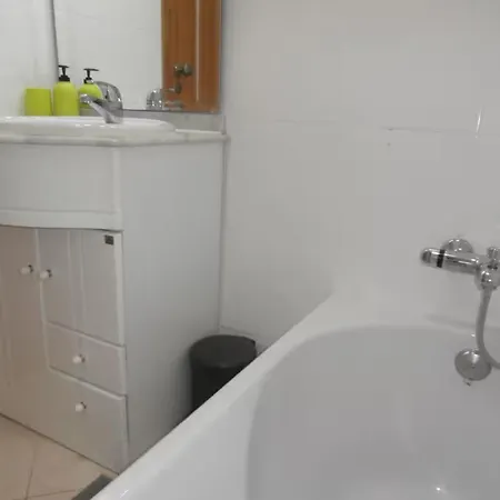 2 Bed - Sleeps 4 - Balcony - Centre *
